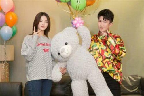 娱乐扒圈吃瓜记,揭秘明星幕后故事，吃瓜群众必看