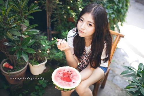 娱乐吃瓜女配图片,吃瓜群众的甜蜜复仇记